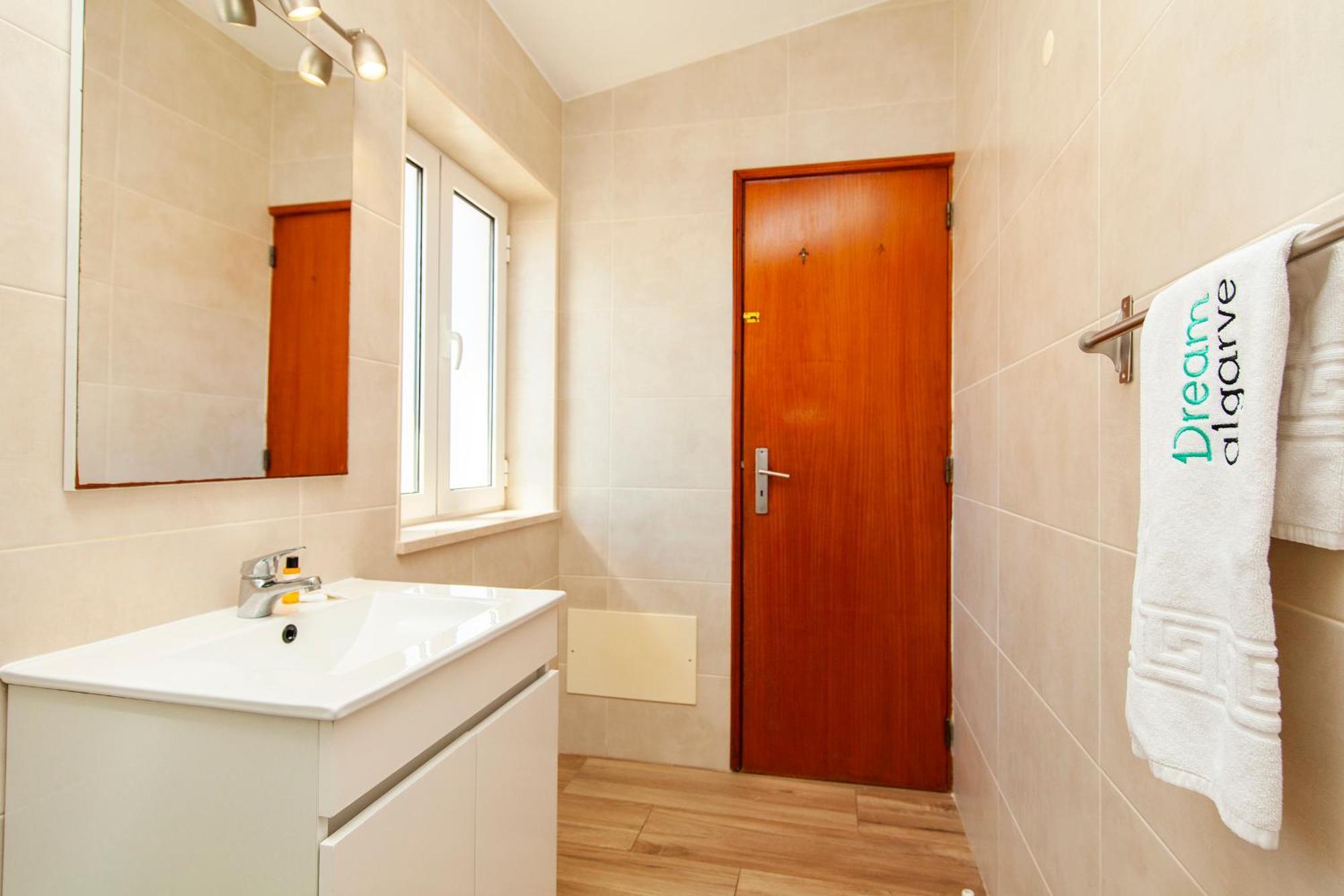 A38 - Rising Sun Top-Floor Flat ลากอส ภายนอก รูปภาพ